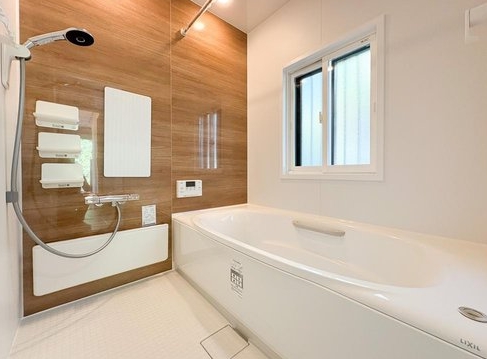 八王子市美山町の中古戸建てのバスルームの写真