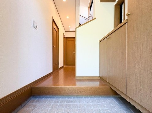 八王子市美山町の中古戸建ての玄関の写真