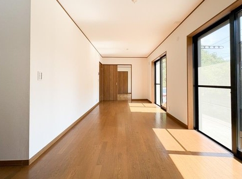 八王子市美山町の中古戸建てのリビングの写真