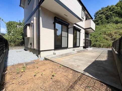 八王子市美山町の中古戸建ての駐車場の写真