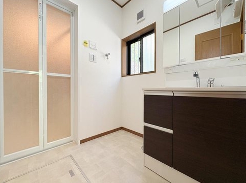 八王子市美山町の中古戸建ての洗面化粧台の写真