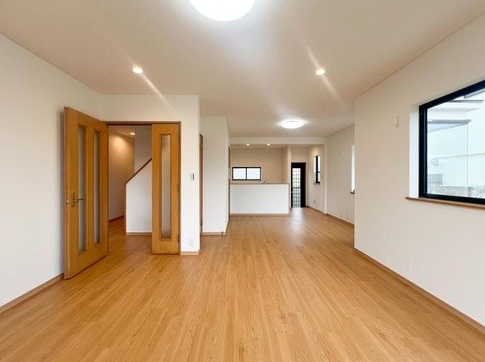 八王子市元八王子町2丁目の中古戸建てのリビングの写真