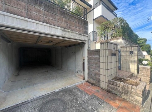 八王子市元八王子町2丁目の中古戸建ての駐車場の写真