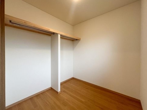 八王子市元八王子町2丁目の中古戸建てのウォークインクローゼットの写真