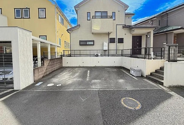 八王子市七国4丁目の中古戸建ての駐車場の写真