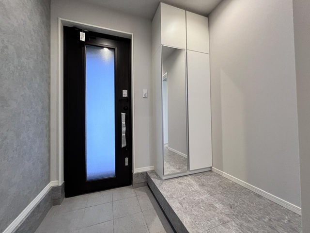 八王子市楢原町の新築戸建て5号棟の玄関の写真