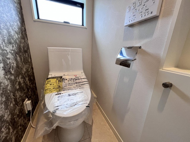 八王子市楢原町の新築戸建て5号棟のトイレの写真