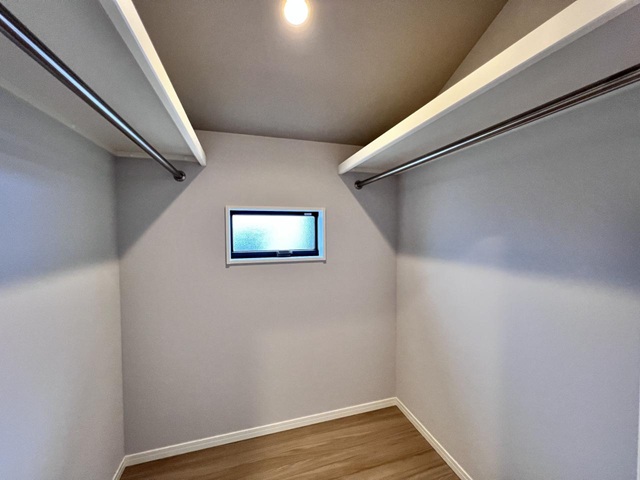 八王子市楢原町の新築戸建て5号棟のウォークインクローゼットの写真