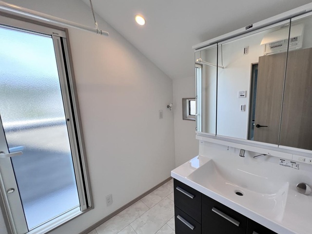 八王子市楢原町の新築戸建て6号棟の洗面化粧台1の写真