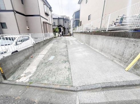 八王子市大船町の中古戸建ての駐車場の写真