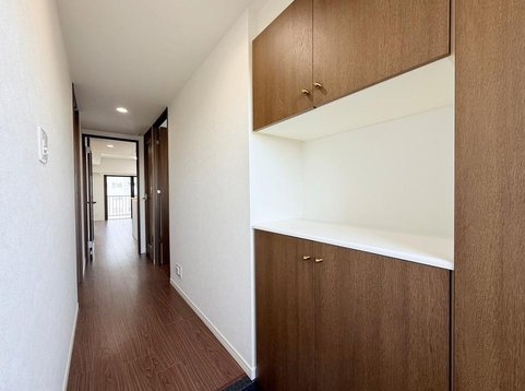 八王子市散田町5丁目の中古マンションの廊下の写真