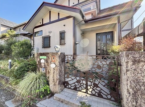 八王子市城山手2丁目の中古戸建ての玄関の写真