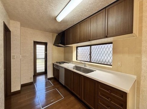 八王子市城山手2丁目の中古戸建てのキッチンの写真