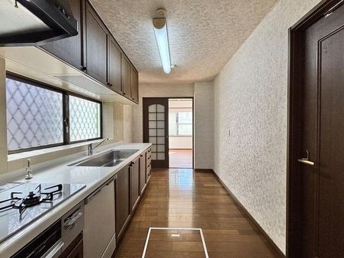 八王子市城山手2丁目の中古戸建てのキッチンの写真