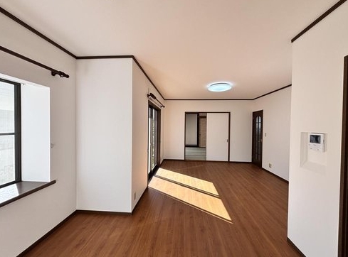 八王子市城山手2丁目の中古戸建てのリビングの写真