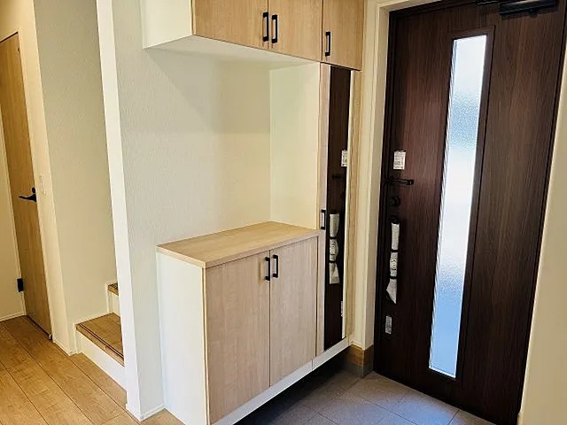 八王子市諏訪町の新築戸建ての玄関の写真