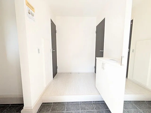 八王子市館町の新築戸建て6号棟の玄関の写真