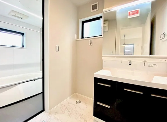 町田市相原町の新築戸建ての洗面化粧台の写真