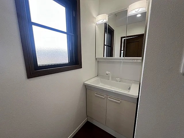 町田市金井1丁目の中古戸建ての洗面化粧台2の写真