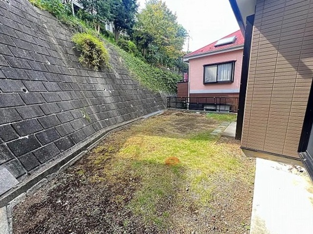町田市金井1丁目の中古戸建ての庭の写真