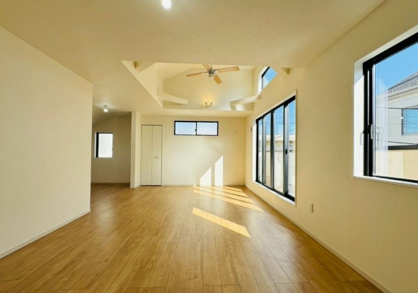 町田市金井ヶ丘4丁目の新築戸建てのリビングの写真