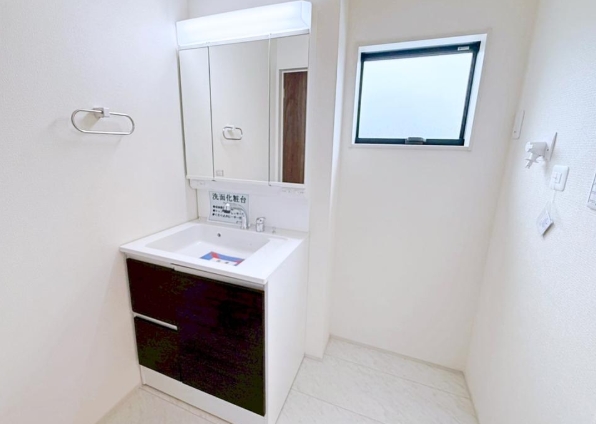 町田市能ヶ谷2丁目の新築戸建て1の洗面化粧台の写真
