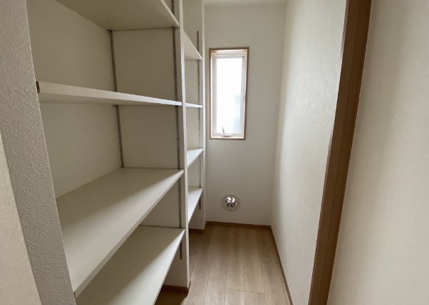町田市小山町の新築戸建て10のパントリーの写真