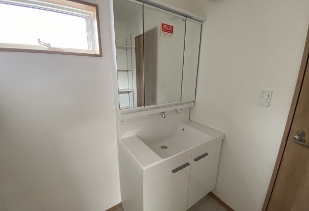 町田市小山町の新築戸建て10の洗面化粧台の写真