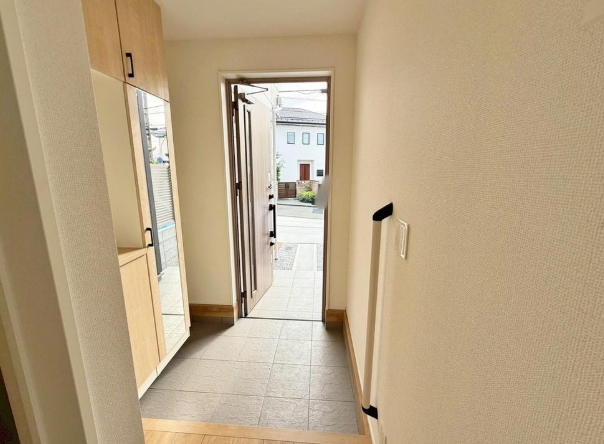 町田市玉川学園7丁目の新築戸建ての玄関の写真