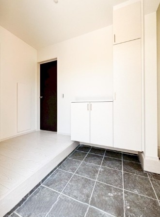 町田市鶴川4丁目の新築戸建て1の玄関の写真