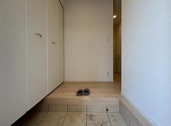 町田市鶴川4丁目の新築戸建て1の玄関の写真