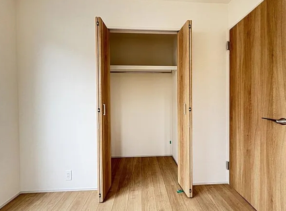 町田市図師町の新築戸建て6のウォーキングクローゼットの写真