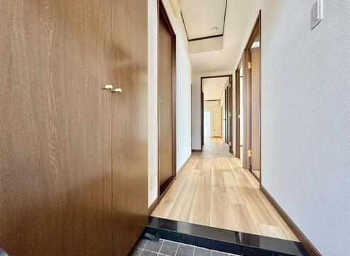 相模原市中央区すすきの町の中古マンションの廊下の写真