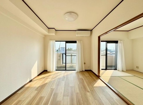 相模原市中央区すすきの町の中古マンションのリビングの写真