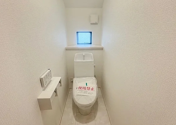 相模原市南区東大沼2丁目の新築戸建てAのトイレ2Fの写真