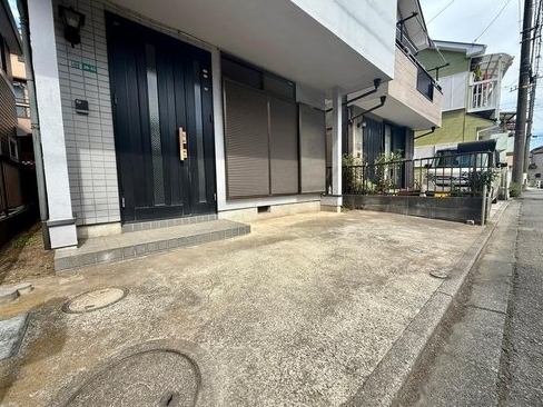 相模原市南区東大沼3丁目の中古戸建ての駐車場の写真