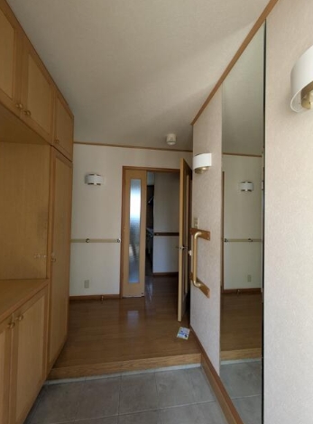 相模原市南区上鶴間の中古戸建ての玄関の写真