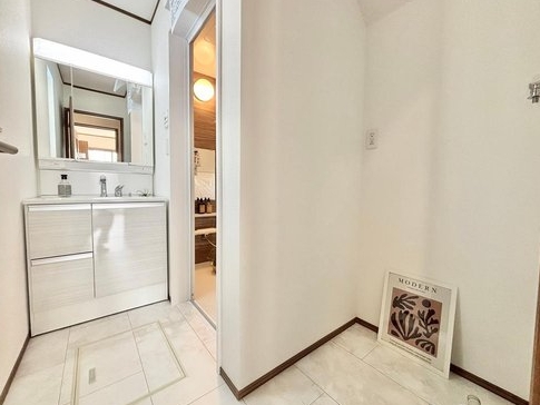 相模原市南区上鶴間8丁目の新築戸建ての洗面化粧台の写真