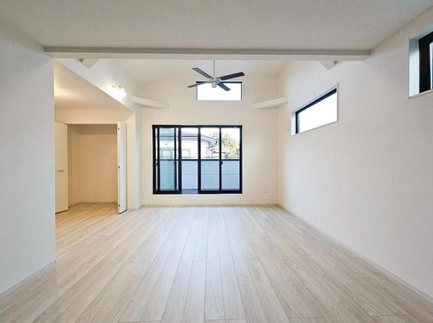 相模原市南区古淵5丁目の新築戸建てのリビングの写真