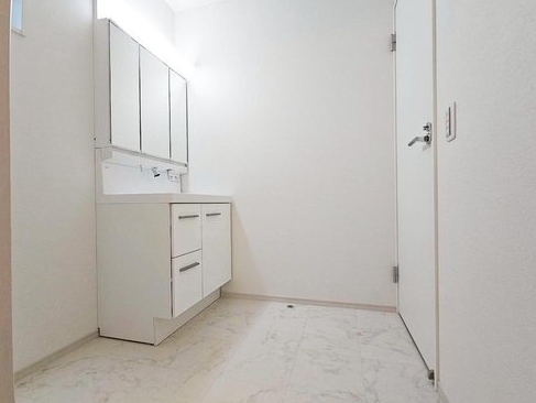 相模原市南区古淵5丁目の新築戸建ての洗面化粧台の写真