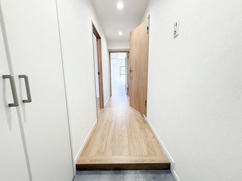 八王子市台町4丁目の中古マンションの廊下の写真