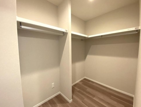 八王子市八王子南町の中古マンションのウォークインクローゼットの写真