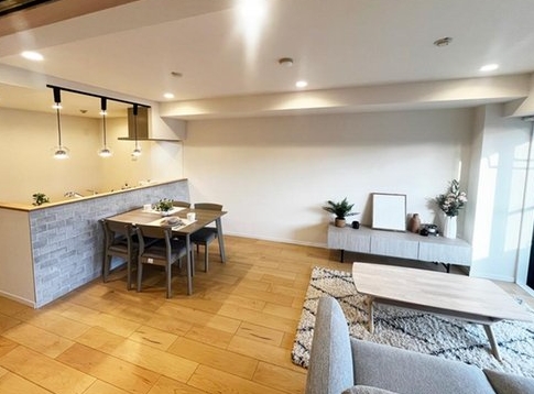 八王子市南大沢2丁目の中古マンションのリビングの写真