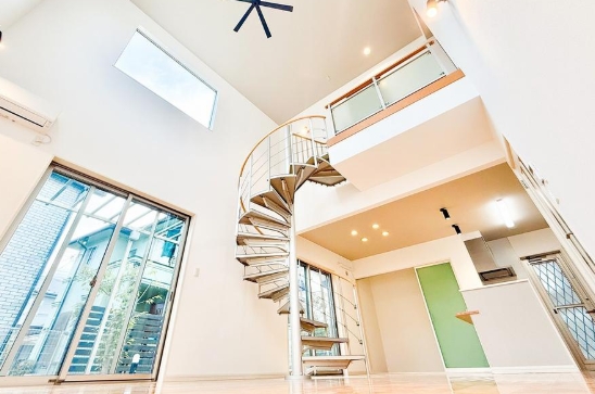 八王子市元八王子町2丁目の中古戸建ての吹抜けの写真