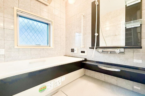 八王子市元八王子町2丁目の中古戸建てのバスルームの写真