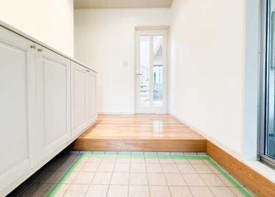 八王子市元八王子町2丁目の中古戸建ての玄関の写真