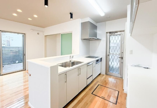 八王子市元八王子町2丁目の中古戸建てのキッチンの写真