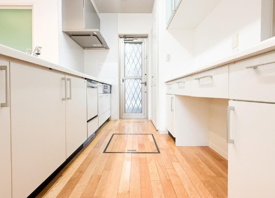 八王子市元八王子町2丁目の中古戸建てのキッチンの写真