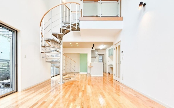 八王子市元八王子町2丁目の中古戸建てのリビングの写真