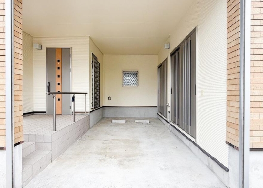 八王子市元八王子町2丁目の中古戸建ての駐車場の写真